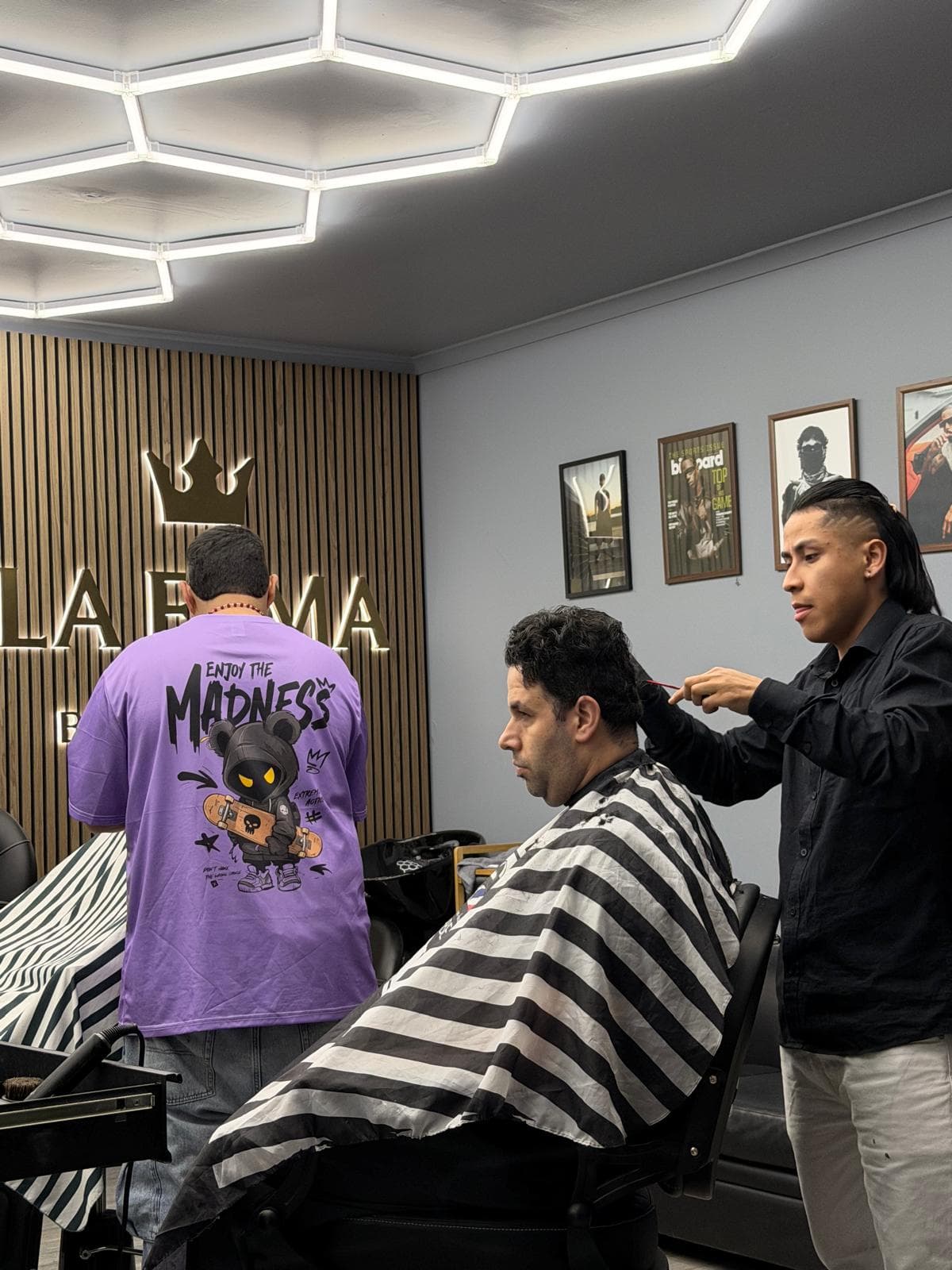 La Fama Barber interior